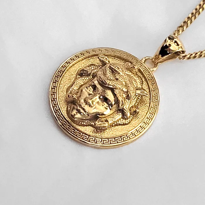 carre dor Necklaces 14k 18k gold mens circle medusa pendant necklace 1